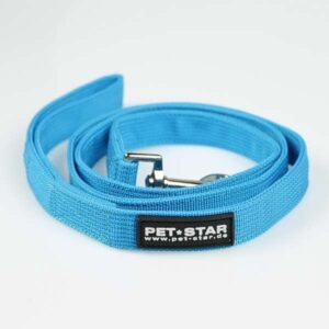 Die stabile Leine von Pet-Star ist die perfekte Wahl für Hundehalter, die Wert auf Qualität und Funktionalität legen. Diese hochwertige Leine ist farblich optimal auf das Pet-Star Soft- / Netzgeschirr in Blau (Artikelnr. PS-45443-VAR) abgestimmt, kann jedoch problemlos mit jedem anderen Halsband oder Geschirr kombiniert werden. Hergestellt aus strapazierfähigem, dickem Nylonmaterial, bietet sie eine hohe Langlebigkeit und Sicherheit. Die Leine verfügt über eine praktische Handschlaufe und einen robusten Haken zur einfachen Befestigung. Mit einer Gesamtlänge von ca. 126 cm (inkl. Haken und Handschlaufe) und einer Breite von ca. 20 mm ist sie ideal für Spaziergänge und Outdoor-Aktivitäten. Setzen Sie auf diese zuverlässige Leine für unbeschwerte Ausflüge mit Ihrem vierbeinigen Freund!