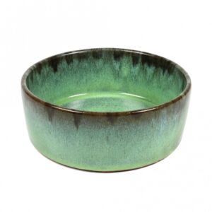 Der Futternapf Jasper ist die perfekte Wahl für Haustierbesitzer, die Wert auf Qualität und modernes Design legen. Diese stilvolle Keramikschale eignet sich sowohl für Futter als auch für Wasser und bietet mit einer Wanddicke von ca. 8 mm hervorragende Stoßbeständigkeit. Die grüne Vintage-Glasur verleiht dem Napf eine ansprechende, moderne Ausstrahlung, die in jedes Zuhause passt. Zudem sorgt die Unterseite mit praktischen Gumminoppen dafür, dass der Napf sicher steht und keine Kratzer auf Ihrem Fußboden hinterlässt. Mit einem Durchmesser von 13 cm ist der Jasper Futternapf sowohl funktional als auch ästhetisch ansprechend. Investieren Sie in diesen hochwertigen Futternapf und bieten Sie Ihrem Haustier das Beste!