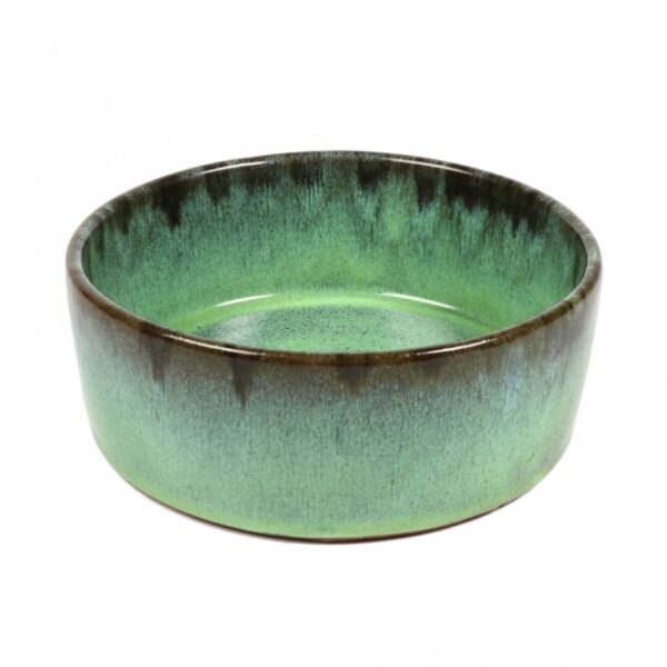 Der Futternapf Jasper ist die perfekte Wahl für Haustierbesitzer, die Wert auf Qualität und modernes Design legen. Diese stilvolle Keramikschale eignet sich sowohl für Futter als auch für Wasser und bietet mit einer Wanddicke von ca. 8 mm hervorragende Stoßbeständigkeit. Die grüne Vintage-Glasur verleiht dem Napf eine ansprechende, moderne Ausstrahlung, die in jedes Zuhause passt. Zudem sorgt die Unterseite mit praktischen Gumminoppen dafür, dass der Napf sicher steht und keine Kratzer auf Ihrem Fußboden hinterlässt. Mit einem Durchmesser von 13 cm ist der Jasper Futternapf sowohl funktional als auch ästhetisch ansprechend. Investieren Sie in diesen hochwertigen Futternapf und bieten Sie Ihrem Haustier das Beste!