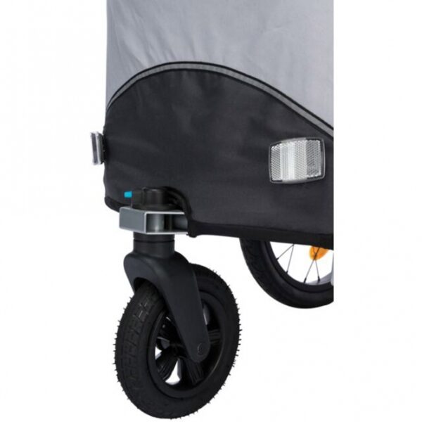 Dieser praktische Umbaukit verwandelt Ihren Fahrrad-Anhänger schnell und einfach in einen Jogger mit einer innovativen Schnell-Click-Funktion, ideal für die Modelle mit den Artikelnummern 12794, 12796 und 12798. Genießen Sie hohen Fahrkomfort, selbst auf unebenem Gelände, dank des gefederten Rads, das für eine sanfte Fahrt sorgt. Mit dem wendigen 360°-Gelenk und den robusten pneumatischen Reifen sind Sie flexibel und können mühelos jede Kurve nehmen. Darüber hinaus erfüllt dieser Jogger alle tierschutzrechtlichen Anforderungen nach § 18 (AT), sodass Sie sicher sein können, dass Ihr vierbeiniger Begleiter bestens aufgehoben ist. Entdecken Sie die Freiheit und den Komfort, den dieser hochwertige Umbau für aktive Familien bietet!