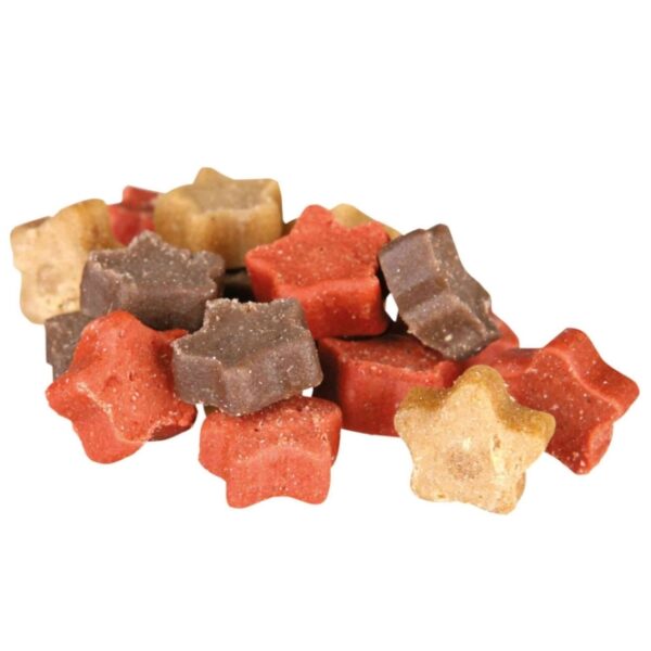 Die **Soft Snacks Kitty Stars** mit **Lachs** und **Lamm** sind das ideale **Ergänzungsfuttermittel für Katzen**, um Ihrem Liebling eine schmackhafte Belohnung zu bieten. Diese leckeren Snacks sind **zuckerfrei** und kommen in einer praktischen, **wieder verschließbaren Kunststoffdose**, die die Frische bewahrt. Mit einem Inhalt von 140 g bieten sie eine hochwertige Mischung aus **Getreide**, **Fleisch** und tierischen Nebenerzeugnissen sowie wertvollen **Mineralstoffen**. Der Snack mit Lachs enthält 3% Lachsöl, während der mit Lamm 4% Lammfleisch enthält. Die analytischen Bestandteile garantieren eine ausgewogene Ernährung: 18% Protein, 5% Fettgehalt, 3,5% Rohasche, 1,5% Rohfaser und 20% Feuchtigkeit. Verwöhnen Sie Ihre Katze mit diesen **hochwertigen Snacks**, die sowohl schmackhaft als auch nahrhaft sind – perfekt für jeden Katzenliebhaber!