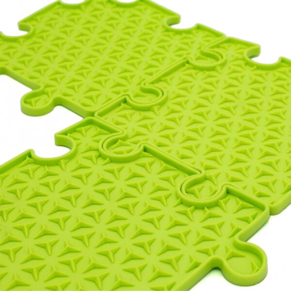 Entdecken Sie die perfekte Beschäftigung für Ihren Hund mit der hochwertigen Schleckplatte von Ladi Mat! Diese innovative Leckmatte ermöglicht es Ihnen, die Oberfläche einfach mit einer köstlichen Leckerei zu bestreichen, sodass Ihr Hund stundenlangen und leckeren Spaß hat. Ideal zur Abkühlung kann die Schleckplatte sogar mit der Leckerei eingefroren werden – so bleibt Ihr Vierbeiner auch an heißen Tagen beschäftigt und glücklich. Die Ladi Mat Puzzle ist erweiterbar und besteht aus ungiftigem Silikon mit einem speziellen Anti-Rutsch-Belag in Lebensmittelqualität. Sie ist spülmaschinengeeignet und frostfest, was sie besonders pflegeleicht macht. Mit einer Größe von ca. 23 x 23 cm und in einem ansprechenden Grün ist diese Schleckplatte ein Muss für jeden Hundebesitzer, der Wert auf Qualität und Sicherheit legt!