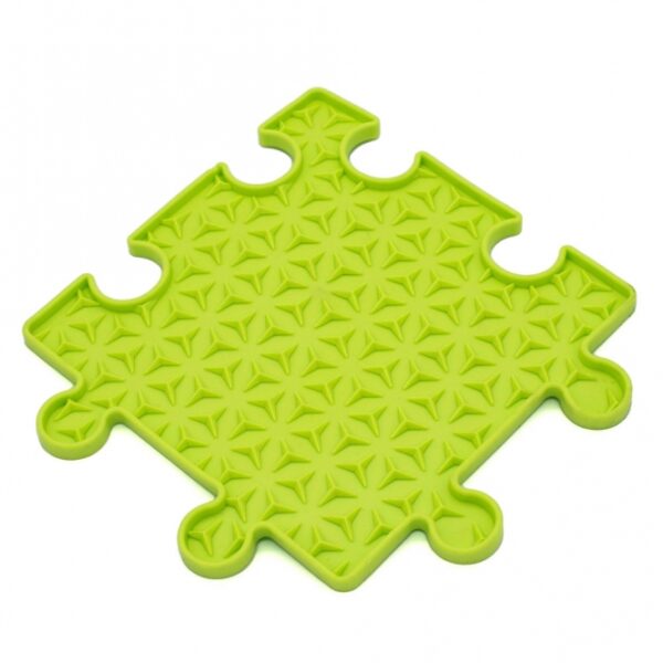 Entdecken Sie die perfekte Beschäftigung für Ihren Hund mit der hochwertigen Schleckplatte von Ladi Mat! Diese innovative Leckmatte ermöglicht es Ihnen, die Oberfläche einfach mit einer köstlichen Leckerei zu bestreichen, sodass Ihr Hund stundenlangen und leckeren Spaß hat. Ideal zur Abkühlung kann die Schleckplatte sogar mit der Leckerei eingefroren werden – so bleibt Ihr Vierbeiner auch an heißen Tagen beschäftigt und glücklich. Die Ladi Mat Puzzle ist erweiterbar und besteht aus ungiftigem Silikon mit einem speziellen Anti-Rutsch-Belag in Lebensmittelqualität. Sie ist spülmaschinengeeignet und frostfest, was sie besonders pflegeleicht macht. Mit einer Größe von ca. 23 x 23 cm und in einem ansprechenden Grün ist diese Schleckplatte ein Muss für jeden Hundebesitzer, der Wert auf Qualität und Sicherheit legt!