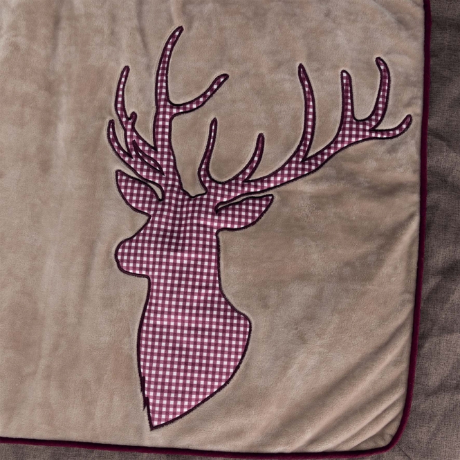 Entdecken Sie unsere hochwertige Liegefläche mit einer Größe von 100 x 70 cm, die ideal für kalte und harte Böden ist. Der Bezug aus Polyester sorgt für eine strapazierfähige und pflegeleichte Oberfläche, während die weiche Polyestervlies-Füllung ein gemütliches Liegen ermöglicht. Die attraktive Softplüsch-Optik verleiht jedem Raum eine einladende Atmosphäre. Zudem garantiert der rutschfeste Boden Sicherheit und Stabilität, sodass Sie sich entspannt zurücklehnen können. Gönnen Sie sich den Komfort und die Qualität, die Sie verdienen – perfekt für Ihr Zuhause!