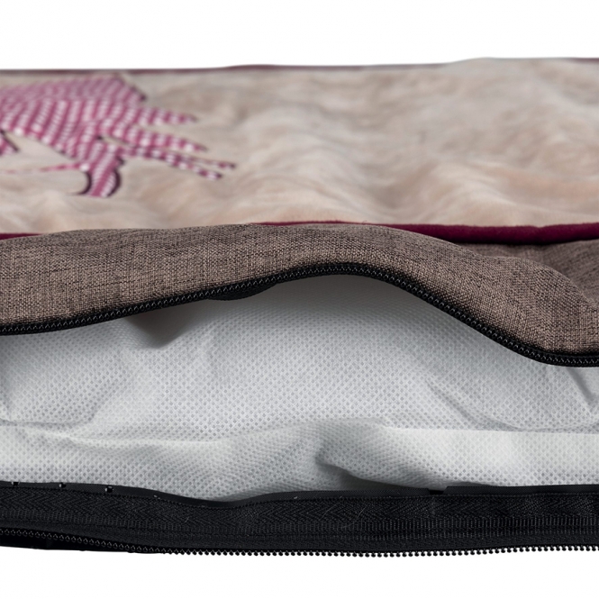 Entdecken Sie unsere hochwertige Liegefläche mit einer Größe von 100 x 70 cm, die ideal für kalte und harte Böden ist. Der Bezug aus Polyester sorgt für eine strapazierfähige und pflegeleichte Oberfläche, während die weiche Polyestervlies-Füllung ein gemütliches Liegen ermöglicht. Die attraktive Softplüsch-Optik verleiht jedem Raum eine einladende Atmosphäre. Zudem garantiert der rutschfeste Boden Sicherheit und Stabilität, sodass Sie sich entspannt zurücklehnen können. Gönnen Sie sich den Komfort und die Qualität, die Sie verdienen – perfekt für Ihr Zuhause!