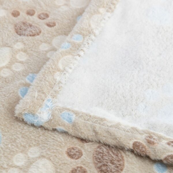 Dieser hochwertige Softfleece-Decke ist besonders weich und kuschelig und bietet optimalen Schutz für Ihre Polster vor Schmutz und Tierhaaren. Ideal für Allergiker, sorgt sie für ein angenehmes Wohnklima und ist bei 60°C waschbar, was die Pflege einfach und unkompliziert macht. Die Decke in einem stilvollen Beige mit niedlichen Pfotenmotiven hat die Maße 150 × 100 cm und passt perfekt in jedes Zuhause. Gönnen Sie sich und Ihren Lieben den Komfort dieser kuscheligen Decke, die sowohl Funktionalität als auch hohe Qualität vereint.