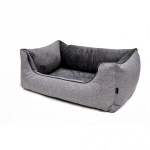 Die orthopädischen Hundebetten Louis PLUS sind die ideale Wahl für einen erholsamen und gesunden Schlaf Ihres Hundes. Dank des hochwertigen Memory Foam passt sich der orthopädische Liegekern perfekt an den Körper Ihres Hundes an und entlastet Druckstellen, was besonders für ältere Hunde oder solche mit Gelenkproblemen wichtig ist. Die zusätzliche visco-elastische Auflage sorgt für optimalen Liegekomfort und unterstützt die Gesundheit Ihres Vierbeiners. Dieses Premium-Hundebett ist nicht nur pflegeleicht, da es mit einem Reißverschluss ausgestattet ist und bis zu 40°C in der Maschine gewaschen werden kann, sondern hat auch eine extraweiche Füllung und einen hohen Rand für zusätzlichen Komfort. Erhältlich in der eleganten Farbe Silver, hat das Bett Außenmaße von ca. 100 x 75 x 25 cm und Innenmaße von ca. 70 x 45 cm. Gönnen Sie Ihrem Hund das beste Schlafgefühl mit dem orthopädischen Hundebett Louis PLUS – für glückliche und gesunde Hunde!