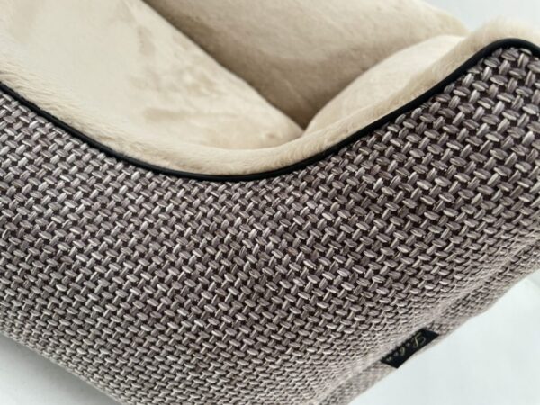 Das orthopädische Hundebett Louis PLUS ist die perfekte Wahl für alle Hunde, die einen erholsamen und gesunden Schlaf suchen. Mit seinem hochwertigen Memory Foam passt sich der Liegekern optimal an den Körper Ihres Hundes an und entlastet Druckstellen, was besonders für ältere oder verletzungsanfällige Hunde wichtig ist. Dieses Premium-Hundebett bietet nicht nur hohen Liegekomfort, sondern ist auch pflegeleicht: Der Bezug mit Reißverschluss ist abwaschbar und kann bei bis zu 40°C in der Maschine gewaschen werden. Mit seiner extraweichen Füllung und dem hohen Rand sorgt es für zusätzliche Gemütlichkeit. Die elegante braune Farbe und die kompakten Maße von ca. 80 x 60 x 22 cm (außen) machen das Bett zu einem stilvollen Möbelstück in Ihrem Zuhause. Investieren Sie in die Gesundheit Ihres Hundes mit dem orthopädischen Hundebett Louis PLUS – für besten Schlafkomfort und hohe Qualität!
