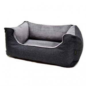 Entdecken Sie das orthopädische Hundebett Louis PLUS, das mit hochwertigem Memory Foam ausgestattet ist, um Ihrem Hund den besten Schlafkomfort zu bieten. Dieses Premium-Hundebett passt sich perfekt an den Körper Ihres Hundes an und entlastet Druckstellen, was besonders für ältere oder junge Hunde wichtig ist. Die zusätzliche visco-elastische Auflage sorgt für eine optimale Unterstützung und fördert einen gesunden, erholsamen Schlaf. Mit praktischen Features wie einem abnehmbaren Reißverschlussbezug, der feucht abwaschbar und bis 40° Grad maschinenwaschbar ist, ist dieses Bett äußerst pflegeleicht. Der extra hohe Rand und die weiche Füllung machen es zum idealen Rückzugsort für Ihren Hund. Erhältlich in elegantem Grau und mit den Außenmaßen von ca. 80 x 60 x 22 cm sowie Innenmaßen von ca. 55 x 41 cm, bietet das Louis PLUS Hundebett die perfekte Kombination aus Funktionalität und Stil. Gönnen Sie Ihrem Hund das Beste – für einen ruhigen und gesunden Schlaf!