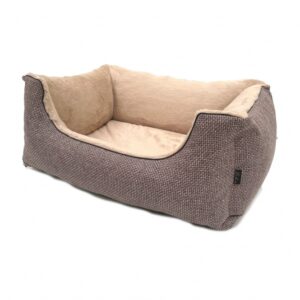 Die orthopädischen Hundebetten Louis PLUS sind die perfekte Wahl für einen gesunden und erholsamen Schlaf Ihres Hundes. Dank des hochwertigen Memory Foam passt sich der orthopädische Liegekern optimal dem Körper Ihres Hundes an und entlastet beanspruchte Druckstellen. Dieses Premium-Hundebett ist ideal für junge und ältere Hunde, da die visco-elastische Auflage eine hervorragende Unterstützung bietet. Mit einem praktischen Reißverschluss und der Möglichkeit zur Maschinenwäsche bis 40° Grad ist das Bett besonders pflegeleicht und hygienisch. Die extraweiche Füllung und der hohe Rand sorgen für zusätzlichen Liegekomfort. In elegantem Braun und in den Außenmaßen von ca. 100 x 75 x 25 cm sowie Innenmaßen von ca. 70 x 45 cm ist dieses orthopädische Hundebett nicht nur funktional, sondern auch stilvoll. Gönnen Sie Ihrem Vierbeiner die beste Ruhe mit dem Louis PLUS Hundebett – für glückliche und gesunde Hunde!