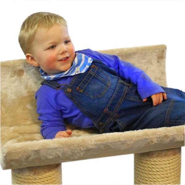 Entdecken Sie den perfekten Kratzbaum für große und schwere Katzen – den Kratzbaum Tivoli aus der beliebten Maine Coon Serie! Dieser hochwertige Kratzbaum ist besonders stabil konstruiert und bietet Ihrem geliebten Haustier einen idealen Spiel- und Schlafplatz. Mit einem großzügigen Tunnel von 40 cm Durchmesser und einer Liegschale im XXL Format (40 x 60 cm) findet jede Katze bequem Platz zum Entspannen. Die robusten Sisalstämme mit einem Durchmesser von 15 cm sind speziell für die Bedürfnisse großer Katzen ausgelegt und sorgen für langlebigen Kratzspaß. Das stilvolle Design wird durch die dicke Sisalwicklung (10 mm) und die verstärkte Bodenplatte abgerundet, die für einen sicheren Stand sorgt. Der Tunnel und die Liegeschale sind mit weichem, strapazierfähigem Plüsch bezogen und bieten zusätzlichen Komfort. Die Gesamtmaße betragen 60 x 60 x 115 cm (L x B x H) und die Farbe Beige fügt sich harmonisch in jedes Zuhause ein. Gönnen Sie Ihrer Katze diesen hochwertigen Kratzbaum für ein glückliches und erfülltes Leben!