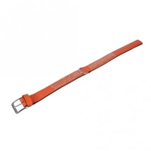 Entdecken Sie unser elegantes VINTAGE Strasshalsband, das perfekte Accessoire für stilbewusste Hunde. Diese hochwertige Feinlederserie im angesagten Retrolook ist üppig mit modischem Strass in glasreiner Qualität besetzt. Das Halsband wird aus weichem, strapazierfähigem Feinleder gefertigt und überzeugt durch beste Verarbeitungsqualität. Der funkelnende Strassbesatz ist sicher zwischen den Lagen des Leders eingenäht, wodurch die Steine mit ihrem feurigen Funkeln im Lichtspiel bestechen. Jedes Halsband wird in Handarbeit in Deutschland hergestellt, ist handvernäht und bietet nicht nur Langlebigkeit, sondern auch einen hohen Tragekomfort durch die Softlederunterlage. Die VINTAGE-Reihe umfasst edle Lederleinen und Halsbänder in modischen Trendfarben, die alle aus feinsten Materialien gefertigt sind. Gönnen Sie Ihrem Vierbeiner dieses stilvolle Accessoire und setzen Sie auf Qualität und Design!