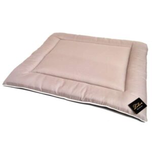 Das Liegekissen Oskar ist das perfekte Allround-Talent für drinnen und draußen. Egal, ob im Garten, in der Wohnung oder auf Reisen – mit seinem schlichten und eleganten Design in Beige/Schwarz fügt sich Oskar harmonisch in jede Umgebung ein. Der stilvolle Kontraststreifen am Rand verleiht dem Kissen einen Hauch von Eleganz. Die wasserfeste und schmutzabweisende Oberfläche ist besonders strapazierfähig und ideal für den Einsatz sowohl im Innen- als auch im Außenbereich. Die einfache Reinigung erfolgt schnell durch feuchtes Abwischen oder Absaugen. Der hochwertige Schaumstoff schützt zuverlässig vor Bodenkälte und sorgt für eine komfortable, warme Liegefläche. Das Kissen ist bei 40° waschbar und hat die großzügige Größe von ca. 110 x 130 cm. Entdecken Sie auch die elegante schwarze Variante (Art.-Nr.: OL-796200) für noch mehr Stil und Komfort!