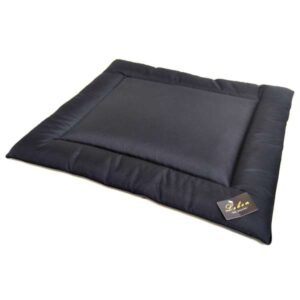 Das Liegekissen Oskar ist das perfekte Allround-Talent für alle, die Komfort und Stil schätzen. Egal, ob im Garten, in der Wohnung oder unterwegs – mit seinem schlichten, eleganten Design in Schwarz fügt sich Oskar harmonisch in jede Umgebung ein. Die wasserfeste, schmutzabweisende und strapazierfähige Oberfläche macht das Kissen ideal für den Innen- und Außenbereich. Eine schnelle und einfache Reinigung ist dank der Möglichkeit des feuchten Abwischens oder Absaugens problemlos. Der hochwertige Schaumstoff schützt vor Bodenkälte und sorgt für eine angenehme, warme Liegefläche. Das Kissen ist bei 40° waschbar, was die Pflege zusätzlich erleichtert. Mit einer Größe von ca. 90 x 110 cm bietet es ausreichend Platz zum Entspannen. Oskar ist auch in Beige erhältlich (Art.-Nr.: OL-797100) und ist die beste Wahl für alle, die ein hochwertiges und funktionales Liegekissen suchen.