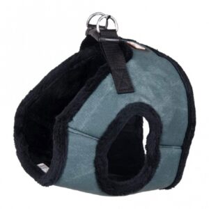 Unser hochwertiges Mellow Jeans Brustgeschirr ist speziell für Welpen und junge Hunde konzipiert und bietet maximalen Komfort. Das plüschige Material sorgt dafür, dass keine Druckstellen entstehen, wodurch eine schmerzfreie Gewöhnung an Geschirre ermöglicht wird. Der praktische Steckverschluss verhindert Druck auf den Körper Ihres Hundes und macht das Anlegen besonders einfach. Zudem besticht das Geschirr durch seinen stilvollen, bedruckten Jeansstoff in einem ansprechenden Blau. Ideal für kleine Hunde mit einem Brustumfang von ca. 38 cm, vereint dieses Geschirr hohe Qualität mit einem modischen Design – perfekt für alle, die Wert auf Komfort und Stil legen!