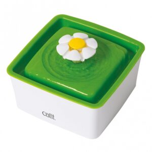 Der Catit Mini-Blumentrinkbrunnen ist die perfekte Lösung, um Ihre Katze dazu zu ermuntern, mehr Wasser zu trinken. Fließendes Wasser ist nicht nur ansprechender für Ihr Haustier, sondern fördert auch die Gesundheit Ihrer Katze, indem es die Nierenfunktion unterstützt und das Risiko von Harnwegserkrankungen durch Kristallbildung verringert. Mit drei einstellbaren Wasserflussmodi – sanfter Wasserfluss, sprudelndes Wasser und ruhiger Wasserfluss – ist dieser Trinkbrunnen ideal für wählerische Katzen. Das schnurrhaarfreundliche Design und das kompakte Reservoir mit 1,5 Litern sorgen dafür, dass Ihr Tier bequem trinken kann. Der integrierte Filtereinsatz und die Niederspannungspumpe garantieren eine hohe Qualität und Sicherheit. Zudem lässt sich der Catit Blumentrinkbrunnen leicht auseinandernehmen und reinigen – einfach mit Neutralseife abwaschen und gründlich abspülen. Mit den kompakten Maßen von 14 x 14 cm und einer Höhe von 8,5 cm + Blume ist dieser Trinkbrunnen eine platzsparende und praktische Ergänzung für Ihr Zuhause. Sorgen Sie für das Wohlbefinden Ihrer Katze mit dem Catit Mini-Blumentrinkbrunnen – für eine gesunde Hydration und mehr Lebensfreude!