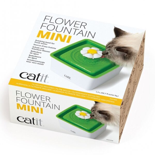 Der Catit Mini-Blumentrinkbrunnen ist die perfekte Lösung, um Ihre Katze dazu zu ermuntern, mehr Wasser zu trinken. Fließendes Wasser ist nicht nur ansprechender für Ihr Haustier, sondern fördert auch die Gesundheit Ihrer Katze, indem es die Nierenfunktion unterstützt und das Risiko von Harnwegserkrankungen durch Kristallbildung verringert. Mit drei einstellbaren Wasserflussmodi – sanfter Wasserfluss, sprudelndes Wasser und ruhiger Wasserfluss – ist dieser Trinkbrunnen ideal für wählerische Katzen. Das schnurrhaarfreundliche Design und das kompakte Reservoir mit 1,5 Litern sorgen dafür, dass Ihr Tier bequem trinken kann. Der integrierte Filtereinsatz und die Niederspannungspumpe garantieren eine hohe Qualität und Sicherheit. Zudem lässt sich der Catit Blumentrinkbrunnen leicht auseinandernehmen und reinigen – einfach mit Neutralseife abwaschen und gründlich abspülen. Mit den kompakten Maßen von 14 x 14 cm und einer Höhe von 8,5 cm + Blume ist dieser Trinkbrunnen eine platzsparende und praktische Ergänzung für Ihr Zuhause. Sorgen Sie für das Wohlbefinden Ihrer Katze mit dem Catit Mini-Blumentrinkbrunnen – für eine gesunde Hydration und mehr Lebensfreude!