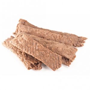 Unser hochwertiges Einzelfuttermittel für Hunde besteht aus 100% getrocknetem Fasan und enthält keine künstlichen Zusatzstoffe. Es ist besonders gut geeignet für ernährungssensible Hunde, die auf natürliche Zutaten angewiesen sind. Die weiche Konsistenz macht es ideal für jüngere und ältere Hunde, die eine sanfte Ernährung benötigen. Mit einem hohen Rohproteinanteil von 38,8% und gesunden Fetten von 34,9% bietet unser Fasanenfleisch eine nahrhafte und schmackhafte Option für Ihren vierbeinigen Freund. Entscheiden Sie sich für unser getrocknetes Fleisch und fördern Sie die Gesundheit Ihres Hundes auf natürliche Weise!