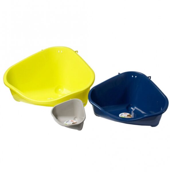 Die Ecktoilette Hawai ist die ideale Lösung, um Ihr Nagerheim sauber und ordentlich zu halten. Diese platzsparende Toilette für Kaninchen und andere Nager misst ca. 49 x 35 x 26 cm (LxBxH) und fügt sich perfekt in jeden Käfig ein. Mit ihren frischen Farben bringt sie nicht nur Leben in den Käfig, sondern sorgt auch für eine hygienische Umgebung für Ihre Haustiere. Bitte beachten Sie, dass die verfügbaren Farben je nach Lagerbestand variieren können, sodass eine Farbwahl nicht möglich ist. Investieren Sie in die hochwertige Ecktoilette Hawai und genießen Sie eine einfache Reinigung und ein schönes Wohnambiente für Ihre kleinen Freunde!