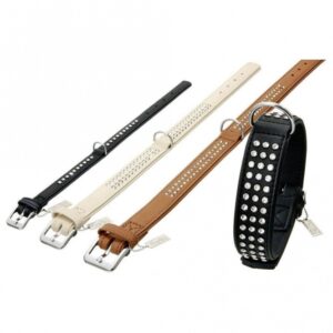 Entdecken Sie unser einfach elegantes Halsband aus hochwertigem Hirschleder, das mit funkelnden Strasssteinen verziert ist. Dieses superweiche und atmungsaktive Halsband bietet Ihrem Hund höchsten Tragekomfort und sitzt bequem, während es gleichzeitig robust und langlebig ist. Mit einer Gesamtlänge von ca. 65 cm und einer Breite von ca. 40 mm passt es perfekt für Ihren vierbeinigen Freund. Die doppelt genähten Nähte und die verchromten Beschläge verleihen dem Halsband eine edle Note. Hergestellt in Deutschland, ist dieses Produkt nicht nur stilvoll, sondern auch funktional. Kombinieren Sie es mit den passenden Leinen aus unserer Nordic-Serie, die für ihre Weichheit, Wärme und Widerstandsfähigkeit bekannt sind. Das besonders seltene Hirschleder gehört zu den geschmeidigsten Ledern der Welt und garantiert langlebige Qualität. Gönnen Sie Ihrem Hund dieses elegante und komfortable Halsband – für ein stilvolles Auftreten bei jedem Spaziergang!
