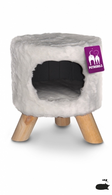 Der kleine königliche Thron Victoria 45 ist die perfekte Sitzgelegenheit für Mensch und Tier. Stabil auf drei Beinen stehend, bietet er mit seinem adelig glänzenden und flauschigen Plüsch nicht nur einen hohen Komfort, sondern auch eine elegante Optik. Mit einem Durchmesser von 40 cm und einer Höhe von 45 cm ist dieser Thron ideal für alle Katzen geeignet. Das herausnehmbare Kissen sorgt für zusätzlichen Liegekomfort und kann bei 30 Grad gewaschen werden, was die Pflege erleichtert. Dank seines stilvollen Designs fügt sich der Victoria 45 harmonisch in jedes Wohnambiente ein und ist somit eine praktische und dekorative Ergänzung für Ihr Zuhause. Die Plüschqualität von 800 g/m² garantiert eine hohe Langlebigkeit und ein angenehmes Gefühl. Wählen Sie den royal-cream Farbton für einen Hauch von Eleganz in Ihrem Raum!