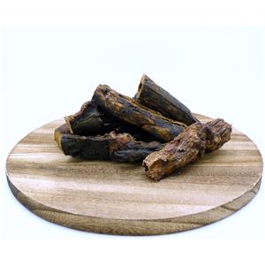 Genießen Sie die Vorteile der Classic Hundekausnacks, die nicht nur die Zähne Ihres Hundes von Belägen befreien, sondern auch das Zahnfleisch massieren und die Kaumuskeln stärken. Diese hochwertigen Kausnacks werden in einem speziellen Verfahren schonend getrocknet, wodurch sie eine ideale, nahrhafte Alternative zu frischen Fleischteilen vom Metzger darstellen. Mit einem hohen Proteingehalt von 76,55% und ohne künstliche Farbstoffe sowie Konservierungsstoffe bieten die Classic Kausnacks eine gesunde und schmackhafte Belohnung für Ihren Vierbeiner. Dank ihrer langen Haltbarkeit und dem angenehmen Geruch sind sie perfekt für jede Gelegenheit. Denken Sie daran, Ihrem Hund stets frisches Wasser zur Verfügung zu stellen, damit er die Kausnacks in vollen Zügen genießen kann!