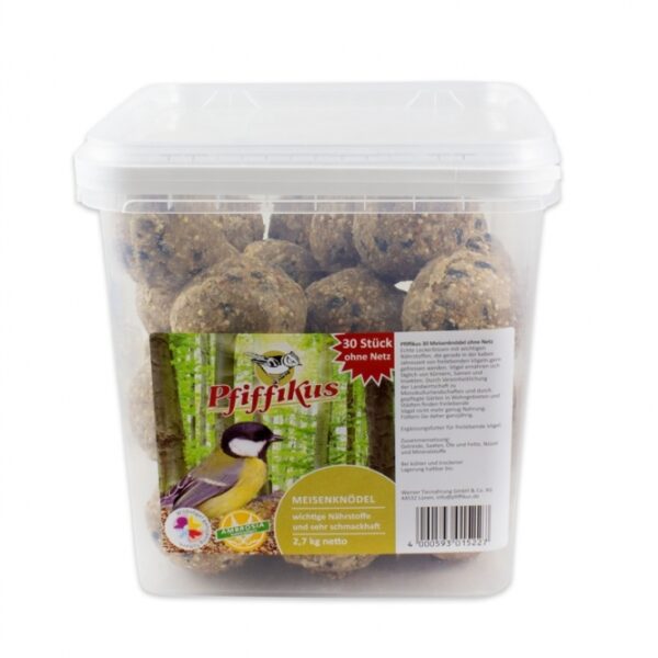 Füttern Sie die beliebten Pfiffikus Meisenknödel ohne Netz in einer praktischen Spenderbox oder im Spenderring, die Platz für drei bis elf Meisenknödel bietet. Diese hochwertigen Meisenknödel sind ideal, um Gartenvögel mit wertvoller Energie zu versorgen. Sie enthalten eine ausgewogene Mischung aus hochwertigen Getreidesorten, Ölen, Mineralstoffen und Fetten, die für die Gesundheit der Vögel wichtig sind. Zusätzlich können Sie die Meisenknödel auch direkt ins Futterhaus legen, sodass die Wildvögel in Ihrem Garten nach Herzenslust picken können. Verwöhnen Sie die Vögel in Ihrem Garten mit diesen hochwertigen Futterknödeln, die aus Getreide, Saaten, Nüssen und Mineralstoffen bestehen – für glückliche und gesunde Gartenvögel!