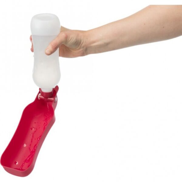 Beim Training, Wandern oder auf langen Autofahrten ist es wichtig, dass dein Hund jederzeit Zugang zu frischem Wasser hat. Der praktische Trinknapf mit Wasserflasche ist die ideale Lösung für unterwegs. Mit seiner cleveren 2in1-Funktion sparst du Platz und ermöglichst deinem Vierbeiner ein einfaches Trinken in gewohnter Weise. Fülle die Flasche mit ca. 250 ml Wasser, klappe sie in den integrierten Napf und verstau sie sicher. Bei einer Pause kannst du deinem Hund schnell und unkompliziert über den Wasserspender frisches Wasser anbieten. Dieser praktische Begleiter sorgt dafür, dass dein Hund immer mit sauberem Wasser versorgt ist, egal wo ihr euch befindet. Erhältlich in verschiedenen Farben, wobei die Auswahl je nach Lagerbestand erfolgt. Hol dir jetzt diesen hochwertigen Trinknapf für sorgenfreies Ausfliegen mit deinem Hund!