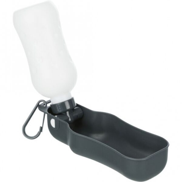 Beim Training, Wandern oder auf langen Autofahrten ist es wichtig, dass dein Hund jederzeit Zugang zu frischem Wasser hat. Der praktische Trinknapf mit Wasserflasche ist die ideale Lösung für unterwegs. Mit seiner cleveren 2in1-Funktion sparst du Platz und ermöglichst deinem Vierbeiner ein einfaches Trinken in gewohnter Weise. Fülle die Flasche mit ca. 250 ml Wasser, klappe sie in den integrierten Napf und verstau sie sicher. Bei einer Pause kannst du deinem Hund schnell und unkompliziert über den Wasserspender frisches Wasser anbieten. Dieser praktische Begleiter sorgt dafür, dass dein Hund immer mit sauberem Wasser versorgt ist, egal wo ihr euch befindet. Erhältlich in verschiedenen Farben, wobei die Auswahl je nach Lagerbestand erfolgt. Hol dir jetzt diesen hochwertigen Trinknapf für sorgenfreies Ausfliegen mit deinem Hund!
