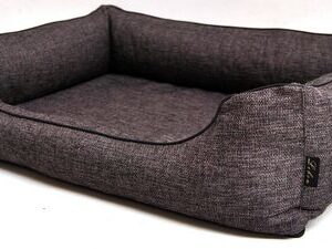 Entdecken Sie das kuschelige Hundebett "Lino", das Ihrem vierbeinigen Freund einen komfortablen und schonenden Liegeplatz bietet. Mit seinem eleganten Einstieg und der stilvollen schwarzen Umrandung wird dieses Bett zum absoluten Hingucker in Ihrem Zuhause. Hergestellt aus hochwertigem Webstoff, ist das Hundebett stabil und formbeständig, ideal für Hunde jeder Größe. Zudem ist es pflegeleicht, da es bei 40°C in der Maschine gewaschen werden kann. Das praktische Design mit Reißverschluss erleichtert die Reinigung. Die Außenmaße betragen ca. 100 x 75 cm, während die Innenmaße 69 x 44 cm und die Höhe 18 cm beträgt. Gönnen Sie Ihrem Hund den luxuriösen Liegeplatz, den er verdient – mit dem Hundebett "Lino" in elegantem Braun-Grau.