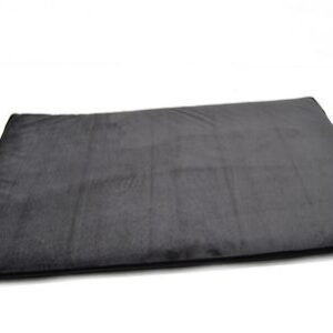Die hochwertige Thermomatte BASK von Lebon ist die perfekte Lösung für Tierliebhaber, die eine flexible und praktische Unterlage suchen. Egal ob Zuhause, im Auto oder unterwegs – diese robuste Matte schützt Böden und Polster zuverlässig vor Hundehaaren und Schmutz. Der stabile, formbeständige Schaumstoff bietet optimalen Gelenkschutz auf harten Oberflächen und sorgt gleichzeitig für ein flauschiges Liegegefühl mit einer warmen Liegefäche. Die weiche Füllung speichert die Körperwärme Ihres Tieres und gibt sie sanft wieder ab. Mit einer kuschelig weichen Oberfläche und einem rutschfesten, strapazierfähigen Boden ist diese Matte ideal für jeden Einsatz. Die Reinigung gestaltet sich einfach – entweder durch Absaugen oder in der Maschine bis 30 Grad. Verfügbar in einem eleganten Grau und einer praktischen Größe von ca. 100 x 70 cm, ist die Thermomatte BASK die beste Wahl für komfortable und hygienische Tierpflege.