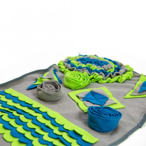 Die Intelligenzschnüffelmatte 2 ist ein hochwertiges Spielzeug für Ihren Hund und misst ca. 70 x 52 cm. Diese innovative Schnüffelmatte bietet zahlreiche Leckerli-Versteckmöglichkeiten, die Ihrem Vierbeiner nicht nur jede Menge Spaß, sondern auch eine spannende Herausforderung bieten. Durch das Suchen und Finden der Leckerlis wird die geistige Auslastung Ihres Hundes gefördert, was zu einem glücklicheren und ausgeglicheneren Tier führt. Ideal für alle Hunderassen, ist diese Matten eine günstige und effektive Möglichkeit, die Beschäftigung Ihres Hundes zu steigern und Langeweile zu vermeiden. Holen Sie sich jetzt die Intelligenzschnüffelmatte 2 und schenken Sie Ihrem Hund eine unterhaltsame und lehrreiche Erfahrung!