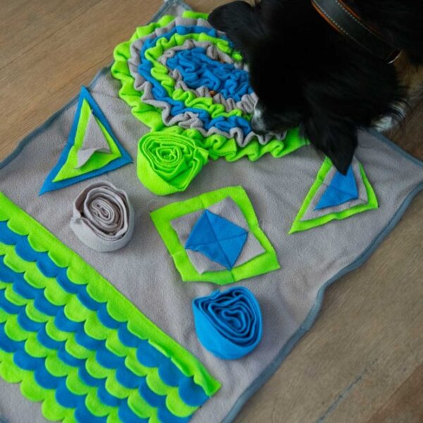 Die Intelligenzschnüffelmatte 2 ist ein hochwertiges Spielzeug für Ihren Hund und misst ca. 70 x 52 cm. Diese innovative Schnüffelmatte bietet zahlreiche Leckerli-Versteckmöglichkeiten, die Ihrem Vierbeiner nicht nur jede Menge Spaß, sondern auch eine spannende Herausforderung bieten. Durch das Suchen und Finden der Leckerlis wird die geistige Auslastung Ihres Hundes gefördert, was zu einem glücklicheren und ausgeglicheneren Tier führt. Ideal für alle Hunderassen, ist diese Matten eine günstige und effektive Möglichkeit, die Beschäftigung Ihres Hundes zu steigern und Langeweile zu vermeiden. Holen Sie sich jetzt die Intelligenzschnüffelmatte 2 und schenken Sie Ihrem Hund eine unterhaltsame und lehrreiche Erfahrung!