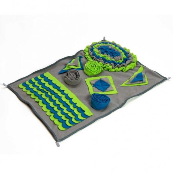 Die Intelligenzschnüffelmatte 2 ist ein hochwertiges Spielzeug für Ihren Hund und misst ca. 70 x 52 cm. Diese innovative Schnüffelmatte bietet zahlreiche Leckerli-Versteckmöglichkeiten, die Ihrem Vierbeiner nicht nur jede Menge Spaß, sondern auch eine spannende Herausforderung bieten. Durch das Suchen und Finden der Leckerlis wird die geistige Auslastung Ihres Hundes gefördert, was zu einem glücklicheren und ausgeglicheneren Tier führt. Ideal für alle Hunderassen, ist diese Matten eine günstige und effektive Möglichkeit, die Beschäftigung Ihres Hundes zu steigern und Langeweile zu vermeiden. Holen Sie sich jetzt die Intelligenzschnüffelmatte 2 und schenken Sie Ihrem Hund eine unterhaltsame und lehrreiche Erfahrung!