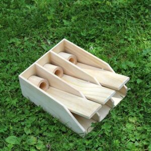 Dieses hochwertige Intelligenz-Spielzeug für Hunde aus Holz ist perfekt für alle, die ihren Vierbeiner geistig fordern und beschäftigen möchten. Hunde sind sehr intelligent und lieben es, ihre Fähigkeiten unter Beweis zu stellen. Das Hundeklavier aus unbehandeltem Massivholz bietet drei Klaviertasten mit Leckerlieröhrchen, die einfach mit kleinen Leckereien gefüllt werden können. Ihr Hund wird begeistert versuchen, seine Belohnung zu ergattern und dabei viel Spaß haben. Mit den kompakten Maßen von ca. 29 x 22 x 10 cm ist dieses Spielzeug ideal für jeden Hund, der Herausforderungen liebt. Fördern Sie die Intelligenz Ihres Hundes und sorgen Sie für stundenlangen Spielspaß mit diesem tollen Spielzeug!