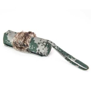 Dieser hochwertige Prey Dummy ist ideal für das Training und die Beschäftigung Ihres Hundes. Aus robustem Material gefertigt, verfügt er über einen herausnehmbaren Innensack, der es ermöglicht, den Dummy sowohl mit als auch ohne Füllung zu verwenden. Perfekt für Leckerlis oder andere Belohnungen, sorgt er für langanhaltenden Spielspaß. Dank der teilweisen Vernähung mit Kunstfell ist der Dummy besonders langlebig und angenehm für Ihren Hund. Zudem ist er schwimmfähig, was ihn zur optimalen Wahl für Wasserarbeit macht. Mit einer Gesamtlänge von ca. 40 cm und einer praktischen Handschlaufe ist dieser Dummy ein unverzichtbares Zubehör für jedes Hundetraining.
