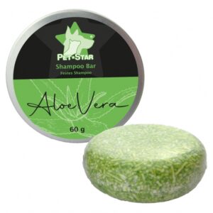 Entdecken Sie die Pet-Star Shampoo Bars – die umweltfreundliche Lösung für die Fellpflege Ihres Hundes! Diese hochreinigenden und pflegenden Shampoo-Bars mit Aloe Vera sind ideal für Hunde mit trockener Haut und empfindlichem, kraftlosem Haar. Mit der festen Shampoo-Formel von Pet-Star reduzieren Sie nicht nur Plastikmüll im Vergleich zu herkömmlichem Hunde-Shampoo, sondern bieten Ihrem Vierbeiner auch die beste Pflege für ein gesundes und glänzendes Fell. Der integrierte Conditioner sorgt für extra Geschmeidigkeit und strahlenden Glanz. Dank der milden Rezeptur ist das Shampoo auch für Hunde mit sensibler Haut perfekt geeignet. Die Shampoo Bar wird in einer praktischen Aufbewahrungsdose geliefert, und für noch mehr Komfort empfehlen wir das separat erhältliche Pet-Star Schaumnetz (Art. Nr. PS-90436), das die Anwendung erleichtert und die Bar stets griffbereit hält. Einfach das Fell mit lauwarmem Wasser befeuchten, das Shampoo einmassieren, kurz einwirken lassen und gründlich ausspülen. Gönnen Sie Ihrem Hund die hochwertige Pflege, die er verdient!