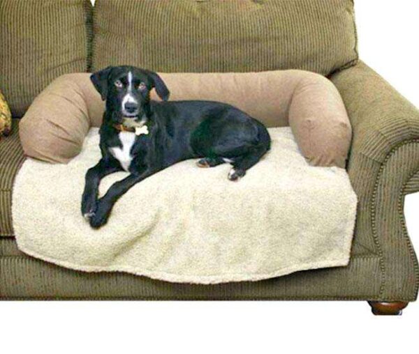 Der praktische Couch- und Sofaschoner ROLLY ist die ideale Lösung für alle Sofa- und Couch-Modelle! Dieser hochwertige Sofaschoner schützt Ihre wertvollen Polstermöbel und sorgt dafür, dass sie lange frisch und ansehnlich bleiben. Mit ROLLY können Sie Ihre Möbel im Handumdrehen vor Schmutz und Abnutzung bewahren, besonders wenn Besuch kommt. Der Schoner lässt sich schnell und platzsparend verstauen und ist sofort wieder einsatzbereit. Ein zusätzlicher Tipp: ROLLY ist auch perfekt für unterwegs oder im Urlaub, sei es in einer Ferienwohnung, im Haus oder im Hotelzimmer. Der gepolsterte Rand besteht aus hochwertigem Nickistoff, dessen Fütterung sich durch einen Reißverschluss leicht reinigen lässt. Die Decke ist aus weichem Frottee gefertigt und bietet zusätzlichen Komfort. Die Maße sind wie folgt: Breite außen: 90 cm, Breite innen: 58 cm, Tiefe des gepolsterten Rands: 65 cm, Höhe: 18 cm und Länge der Decke: 90 cm. Der elegante Sofaschoner ist in einem zeitlosen Beige gehalten, das in jede Einrichtung passt. Schützen Sie Ihre Möbel stilvoll und praktisch mit dem ROLLY Sofaschoner!