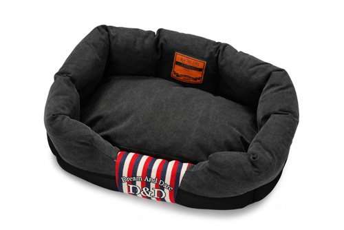 Entdecken Sie das extravagante Kissenbett von D&D, das speziell für Hunde und Katzen entworfen wurde. Dieses hochwertige Kissen überzeugt durch sein anspruchsvolles Design und die schwere Canvas-Qualität aus 100% Baumwolle, die sowohl langlebig als auch pflegeleicht ist. Das Innenmaterial aus 100% Polyester sorgt für einen angenehmen Volumeneffekt und maximalen Komfort für Ihr Haustier. Der abnehmbare Bezug ist bei 30 Grad waschbar, was die Reinigung zum Kinderspiel macht. In der eleganten Farbe desert-black und mit den Maßen 65 x 40 x 26 cm ist dieses Kissenbett nicht nur funktional, sondern auch ein stilvolles Möbelstück für Ihr Zuhause. Gönnen Sie Ihrem vierbeinigen Freund den besten Schlafplatz!