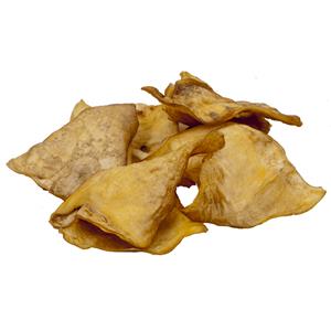 Rinderohren sind der perfekte Belohnungssnack für Ihren Hund, hergestellt aus 100% natürlichem Trockenfleisch. Diese herzhaften und nahrhaften Leckerbissen sind leicht verdaulich und ideal für zwischendurch. Sie sind fettarm, frei von chemischen Zusätzen und enthalten keine Zuckerzusätze. Rinderohren entsprechen dem ursprünglichen Beutefleisch Ihres Hundes und fördern beim Kauen die Zahngesundheit, indem sie Beläge entfernen, das Zahnfleisch massieren und die Kaumuskeln stärken. Durch ein schonendes Trocknungsverfahren bieten sie eine hochwertige und haltbare Alternative zu frischem Fleisch vom Metzger und haben einen angenehmen Geruch. Lagern Sie die Rinderohren stets kühl und trocken, um die Frische zu bewahren. Diese nahrhaften Snacks sind eine hervorragende Ergänzung zur gewohnten Hauptnahrung und sollten immer mit ausreichend Wasser serviert werden. **Inhaltsstoffe:** Rohprotein: 79%, Rohfett: 3,8%, Rohasche: 4,5%, Feuchtigkeit: 7,3%.