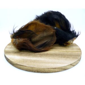 Rinderohren sind der perfekte Belohnungssnack für Ihren Hund, aus 100% natürlichem Trockenfleisch hergestellt. Diese herzhaften und kräftigen Leckerbissen sind nicht nur nahrhaft, sondern auch leicht verdaulich, was sie zu einem idealen Snack für zwischendurch macht. Unsere Rinderohren sind fettarm und enthalten keine chemischen Zusätze oder Zucker, sodass Sie Ihrem Hund einen gesunden Snack bieten können. Beim Kauen werden die Zähne gereinigt, das Zahnfleisch massiert und die Kaumuskeln gestärkt – eine hervorragende Ergänzung zur gewohnten Hauptnahrung! Durch das schonende Trocknungsverfahren behalten die Rinderohren ihren natürlichen Geschmack und Geruch. Sie sind eine hochwertige Alternative zu frischen Fleischteilen vom Metzger, bieten eine lange Haltbarkeit und sind frei von künstlichen Farbstoffen und Konservierungsstoffen. Lagern Sie die Rinderohren immer kühl und trocken und stellen Sie sicher, dass Ihr Hund stets ausreichend Wasser zur Verfügung hat. Protein: 62,99%, Fett: 17,88%, Feuchtigkeit: 10,93%. Verwöhnen Sie Ihren Hund mit diesen gesunden und schmackhaften Snacks!