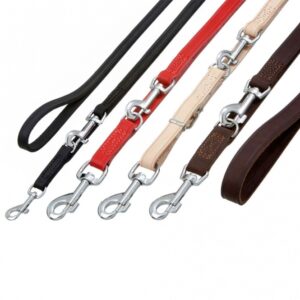 Entdecken Sie die hochwertige **Lederführleine Rondo** in einem auffälligen **Rot**, die mit einer Länge von **200 cm** und einer Breite von **12 mm** perfekt für Ihren Hund geeignet ist. Diese **Vollleder-Leine** überzeugt durch ihre **robuste und widerstandsfähige** Verarbeitung, die für langanhaltenden Gebrauch sorgt. Die **geriegelte** Struktur und die **Zierrille** verleihen der Leine nicht nur eine ansprechende Optik, sondern auch zusätzlichen Komfort. Mit den **verchromten Beschlägen** und der **3-fach verstellbaren** Funktion können Sie die Leine individuell anpassen und sicher führen. Die **Rondo Serie von Karlie** bietet eine große Auswahl an **Halsbändern**, **Leinen** und **Geschirren**, die sowohl im Alltag als auch für besondere Anlässe geeignet sind. Hergestellt aus **hochwertigem Vollrindleder**, ist diese Leine nicht nur leicht zu reinigen, sondern bietet auch eine griffige Oberfläche, die den täglichen Umgang mit Ihrem Hund erleichtert. Einige Modelle sind zusätzlich mit weichem **Nappaleder** unterlegt und bieten so eine angenehme Geschmeidigkeit. Vertrauen Sie auf die sorgfältige Verarbeitung und die **Langlebigkeit** dieser Produkte, die alle in **Deutschland** hergestellt werden. Holen Sie sich jetzt die perfekte Kombination aus Stil, Komfort und Funktionalität für Ihren Hund!