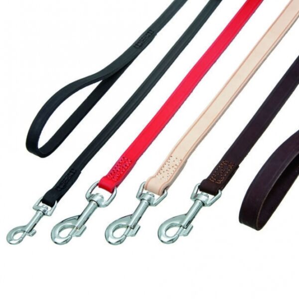 Entdecken Sie die hochwertige **Lederleine Rondo** in einem eleganten **Rot**, mit einer praktischen **Länge von 100 cm** und einer **Breite von 20 mm**. Diese robuste **Volllederleine** überzeugt durch ihr **geriegeltes Design** und die stilvolle **Zierrille**, ergänzt durch **verchromte Beschläge** für zusätzliche Langlebigkeit. Die Rondo-Serie von Karlie bietet eine große Auswahl an **Halsbändern**, **Leinen** und **Geschirren**, die sowohl mit als auch ohne Ziernieten erhältlich sind. Jedes Produkt dieser Linie wird aus **hochwertigem Vollrindleder** gefertigt, das nicht nur **pflegeleicht** und **widerstandsfähig** ist, sondern auch einen hohen **Fettanteil** besitzt, der für eine griffige Oberfläche sorgt. Die Kombination mit weichem **Nappaleder** sorgt für eine angenehme **Geschmeidigkeit**, die sowohl für den Hund als auch für den Halter von Vorteil ist. Hergestellt in Deutschland, garantiert diese **Lederleine** nicht nur Stil, sondern auch **Langlebigkeit** und **Alltagstauglichkeit** – die perfekte Wahl für anspruchsvolle Hundebesitzer!