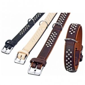 Entdecken Sie unser hochwertiges Accessoire aus Vollrindleder, das mit feinstem Nappaleder unterlegt ist und durch stilvolle Rundkopfnieten verziert wird. Dieses elegante Produkt ist nicht nur geriegelt und abgenäht, sondern verfügt auch über ein gebugtes Unterteil und verchromte Beschläge, die für zusätzliche Stabilität und Langlebigkeit sorgen. Mit einer Breite von 35 mm und einer Gesamtlänge von ca. 57 cm ist es die perfekte Wahl für anspruchsvolle Kunden, die Wert auf hohe Qualität und stilvolles Design legen. Wählen Sie dieses zeitlose schwarze Modell und setzen Sie ein modisches Statement, das sowohl Funktionalität als auch Eleganz vereint. Ideal für alle, die nach einem günstigen, aber dennoch erstklassigen Produkt suchen!