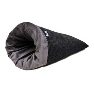 Entdecken Sie die kuschelweiche Schlafsack-Höhle für Ihre kleinen Lieblinge wie Kaninchen und Meerschweinchen! Diese hochwertige Rückzugsmöglichkeit ist ideal für den Freilauf im Zimmer und sorgt für ein sicheres Gefühl auf rutschigen Böden. Mit einer Kombination aus robustem und gleichzeitig weichem Material bietet sie den besten Komfort für Ihre Haustiere, die sich hier perfekt entspannen und kuscheln können. Die ansprechende Optik und die hohe Qualität werden Sie überzeugen. Zudem ist die Schlafsack-Höhle praktisch und maschinenwaschbar bis 30 Grad, was die Pflege erleichtert. Maße: 45×25 cm, Farbe: Grau – gönnen Sie Ihrem Haustier den besten Schlafplatz!