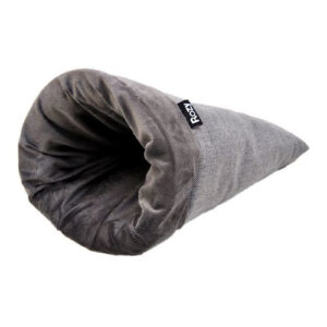 Entdecken Sie die kuschelweiche Schlafsack-Höhle für Kaninchen, Meerschweinchen und andere kleine Haustiere. Diese ideale Rückzugsmöglichkeit bietet Ihrem tierischen Mitbewohner ein sicheres Gefühl, selbst auf rutschigen Böden. Mit einer überzeugenden Qualität und ansprechenden Optik sorgt diese Schlafhöhle für die besten Schlaf- und Kuschelmöglichkeiten. Das robuste und zugleich weiche Material garantiert Komfort und Langlebigkeit. Außerdem ist die Schlafsack-Höhle bis 30 Grad maschinenwaschbar, was die Pflege erleichtert. Mit den kompakten Maßen von 45×25 cm und der eleganten Farbe Silver ist sie die perfekte Wahl für jedes Zuhause. Gönnen Sie Ihrem Liebling den besten Rückzugsort!