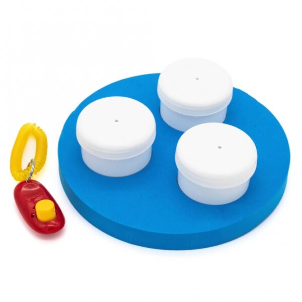 Dieses kleine Schnüffel-Set ist die perfekte Beschäftigung für alle Hunde und eignet sich hervorragend zum Training ihrer Geruchswahrnehmung. Mit diesem Lernset können Hunde verschiedene Gerüche erkennen und unterscheiden, was nicht nur Spaß macht, sondern auch ihre Sinne schärft. Das komplette Set beinhaltet spezielle Geruchsbehälter, einen Klicker und einen praktischen Ring aus ungiftigem EVA-Kunststoff. Dank seiner kompakten Maße ist das Set leicht mitnehmbar und ideal für unterwegs. Es ist spülmaschinengeeignet, sodass die Reinigung mühelos von der Hand geht. Hunde haben einen außergewöhnlich guten Geruchssinn, und durch gezielte Nasenarbeit wird ihr Gehirn gefordert, was zu einer artgerechten Auslastung führt. Nasenspiele sind eine wertvolle Beschäftigung, die Hunde müde macht, ohne sie zu überfordern. Dieses Schnüffel-Set ist somit eine hervorragende Lösung für zufriedene und ausgeglichene Hunde.