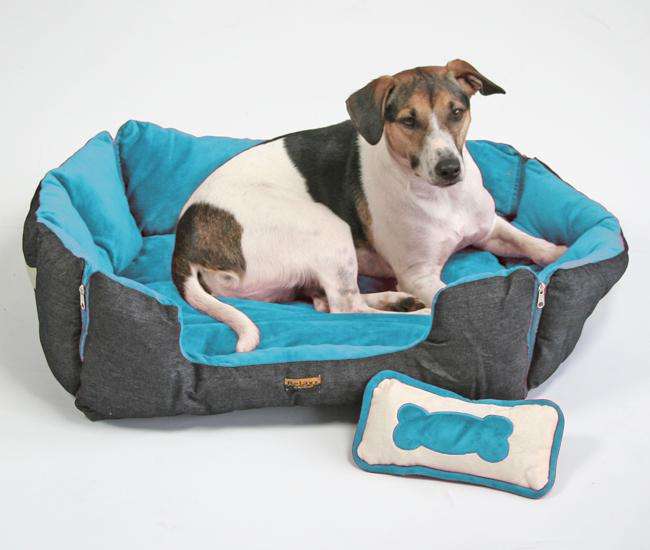 Entdecken Sie das perfekte Hundebett für Ihren vierbeinigen Freund! Dieses hochwertige und weiche Hundebett besticht durch seinen Innenstoff aus Samtvelour und einem robusten, schwarzen Jeansstoff außen, der für Langlebigkeit sorgt. Mit praktischen Griffen an beiden Seiten ist es einfach zu bewegen. Besonders praktisch: Durch das Öffnen der Reißverschlüsse an den Ecken verwandelt sich das Bett im Handumdrehen in eine bequeme Liegedecke – ideal für unterwegs oder für gemütliche Stunden zu Hause. Im Lieferumfang enthalten ist ein farblich passender Stoffknochen, der als Kuschel- oder Spielkissen dient. Die Außenmaße betragen ca. 72 x 60 x 18 cm, während die Maße als Liegedecke etwa 93 x 70 cm sind. Pflegeleicht und hygienisch: Das Hundebett kann bei 30° C von Hand gewaschen werden. Gönnen Sie Ihrem Hund den Komfort, den er verdient!