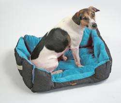 Entdecken Sie das perfekte Hundebett für Ihren vierbeinigen Freund! Dieses hochwertige und weiche Hundebett besticht durch seinen Innenstoff aus Samtvelour und einem robusten, schwarzen Jeansstoff außen, der für Langlebigkeit sorgt. Mit praktischen Griffen an beiden Seiten ist es einfach zu bewegen. Besonders praktisch: Durch das Öffnen der Reißverschlüsse an den Ecken verwandelt sich das Bett im Handumdrehen in eine bequeme Liegedecke – ideal für unterwegs oder für gemütliche Stunden zu Hause. Im Lieferumfang enthalten ist ein farblich passender Stoffknochen, der als Kuschel- oder Spielkissen dient. Die Außenmaße betragen ca. 72 x 60 x 18 cm, während die Maße als Liegedecke etwa 93 x 70 cm sind. Pflegeleicht und hygienisch: Das Hundebett kann bei 30° C von Hand gewaschen werden. Gönnen Sie Ihrem Hund den Komfort, den er verdient!