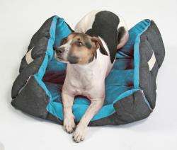 Entdecken Sie das perfekte Hundebett für Ihren vierbeinigen Freund! Dieses hochwertige und weiche Hundebett besticht durch seinen Innenstoff aus Samtvelour und einem robusten, schwarzen Jeansstoff außen, der für Langlebigkeit sorgt. Mit praktischen Griffen an beiden Seiten ist es einfach zu bewegen. Besonders praktisch: Durch das Öffnen der Reißverschlüsse an den Ecken verwandelt sich das Bett im Handumdrehen in eine bequeme Liegedecke – ideal für unterwegs oder für gemütliche Stunden zu Hause. Im Lieferumfang enthalten ist ein farblich passender Stoffknochen, der als Kuschel- oder Spielkissen dient. Die Außenmaße betragen ca. 72 x 60 x 18 cm, während die Maße als Liegedecke etwa 93 x 70 cm sind. Pflegeleicht und hygienisch: Das Hundebett kann bei 30° C von Hand gewaschen werden. Gönnen Sie Ihrem Hund den Komfort, den er verdient!